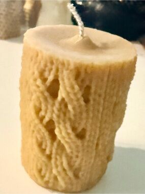 Bees 🐝 wax Hand-Poured Cream Cable-Knit Pillar Candle